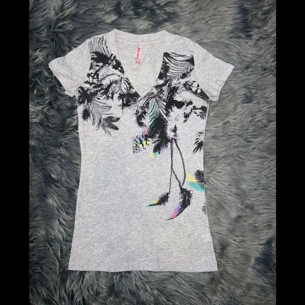 Garage Palm V-Neck Tee - Size XS | Color: Grey